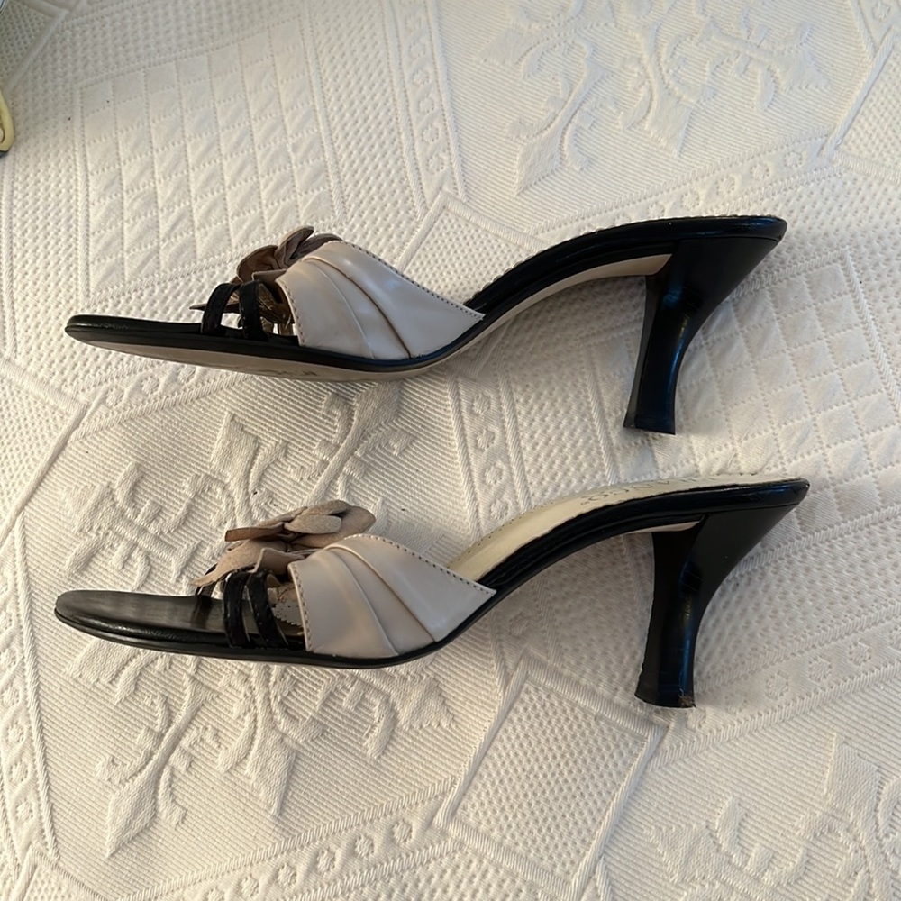 FRANCO SARTO ECRU AND BLACK LEATHER MULES WITH ECRU SUEDE FLOWER ADORNMENT - Picture 3 of 7